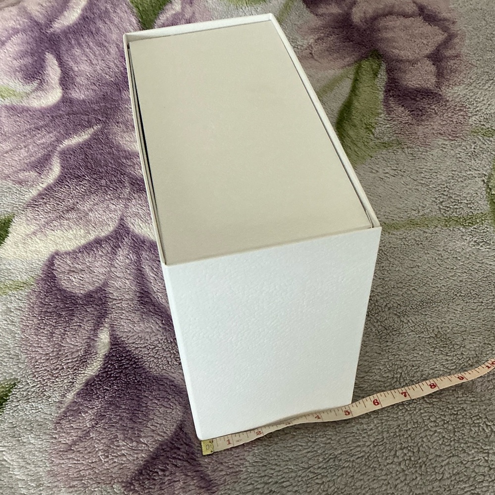 Dior Textured Gift Box - Picture 12 of 12